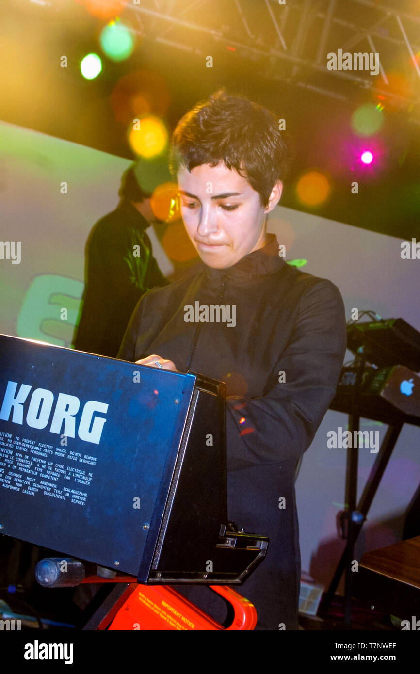 Mira Aroyo cantante in Ladytron effettuando al Festival della lettura 2001 Foto Stock