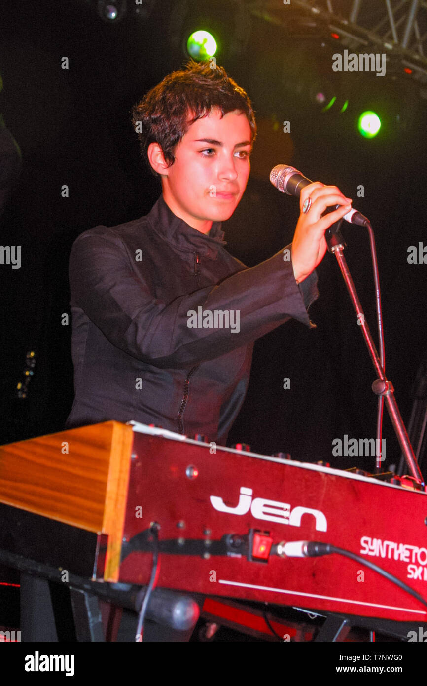 Mira Aroyo cantante in Ladytron effettuando al Festival della lettura 2001 Foto Stock