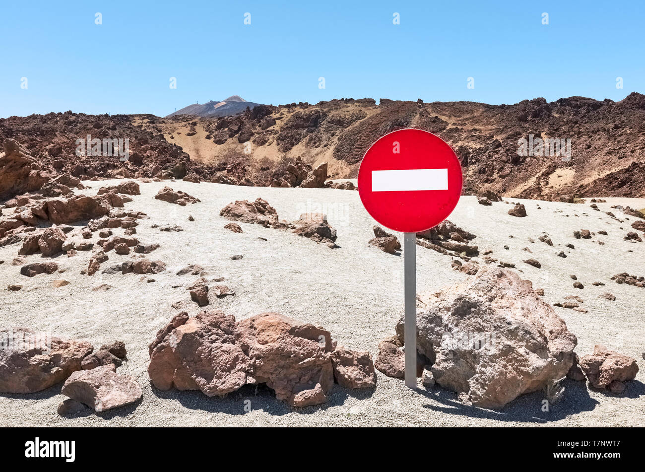 Marte come il paesaggio con nessuna voce segno di traffico, il monte Teide in background, Parco Nazionale di Teide Tenerife, Spagna. Foto Stock