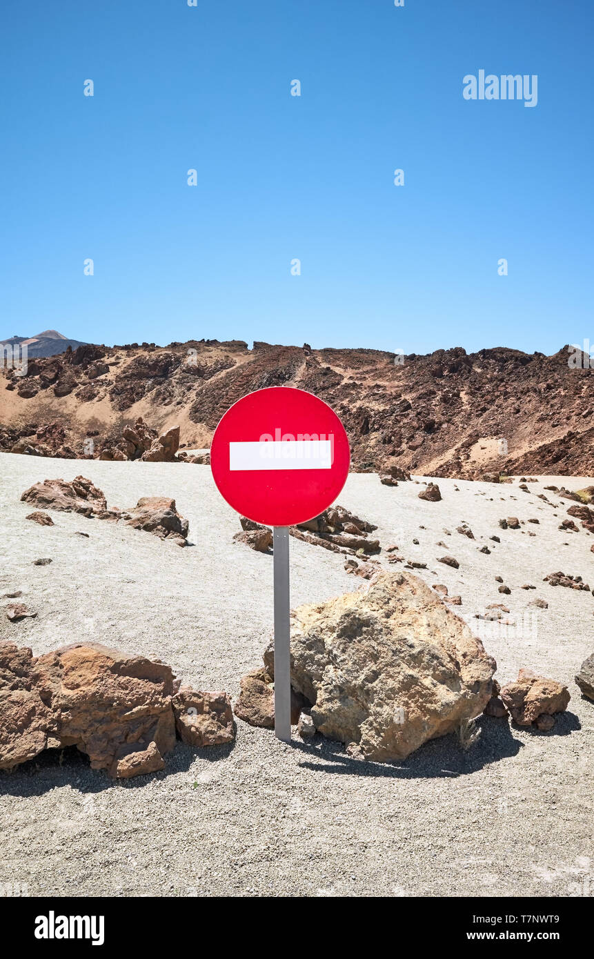 Marte come il paesaggio con nessuna voce segno di traffico, il monte Teide in background, Parco Nazionale di Teide Tenerife, Spagna. Foto Stock