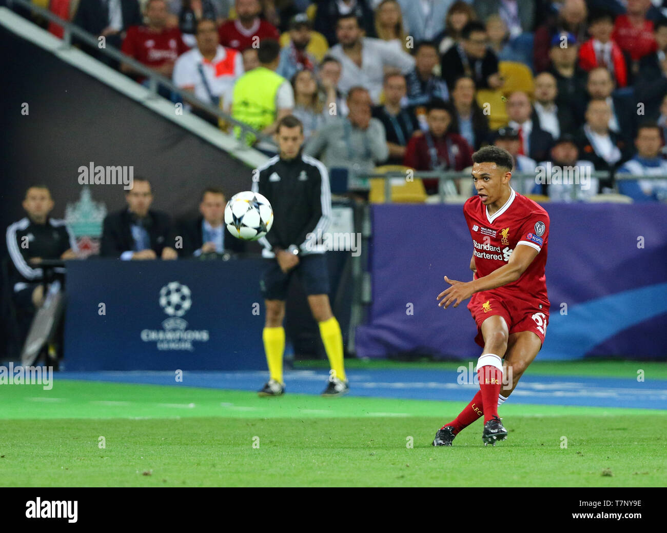 Trento Alexander-Arnold di Liverpool calci una palla durante la finale di UEFA Champions League 2018 partita contro il Real Madrid Foto Stock