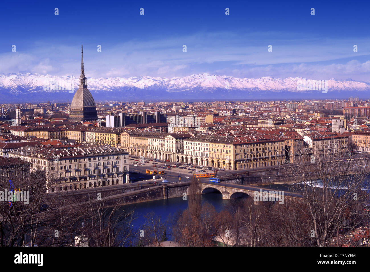 Torino, Italia, skyline della città con edificio simbolo Mole Antonelliana e il fiume Po e Alpi innevate su sfondo. Foto Stock