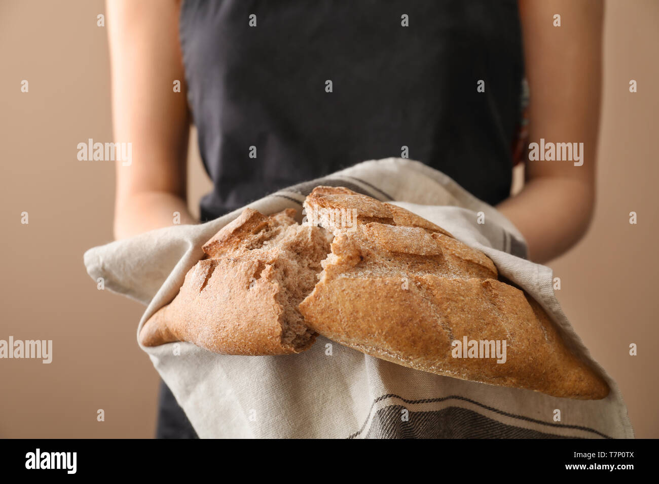 Donna fresco di rottura gustoso pane, primo piano Foto Stock