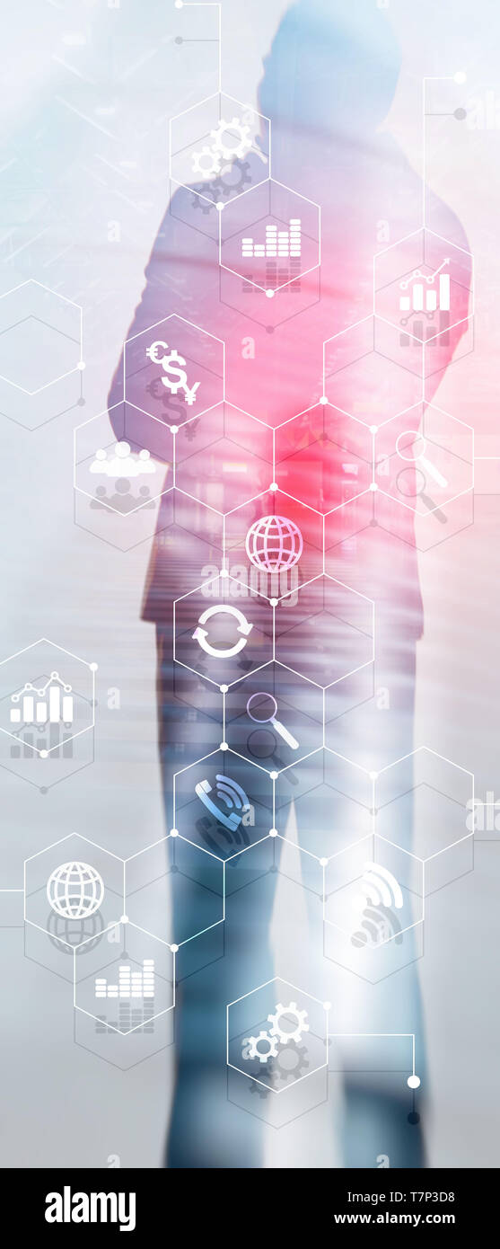 Panorama verticale Banner. La doppia esposizione dei supporti misti. Gli schemi e le icone sulla schermata di ologramma. La gente di affari e moderna città sullo sfondo. Foto Stock