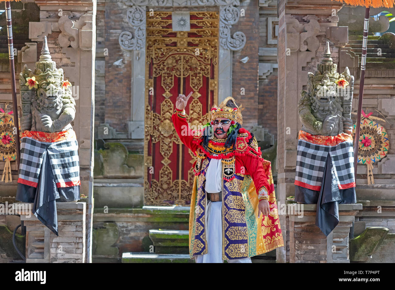 Denpasar, Indonesia - Marzo 28, 2019: spettacolo di danza Barong Balinese, balli tradizionali. Foto Stock