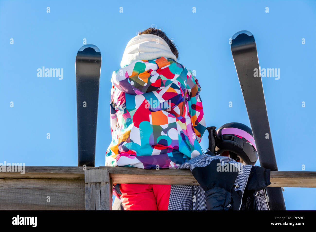 Giovane sciatore con un multicolore down jacket Foto Stock