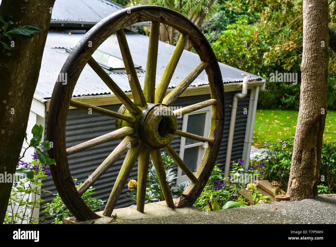 Una storica appoggiate in un giardino Foto Stock