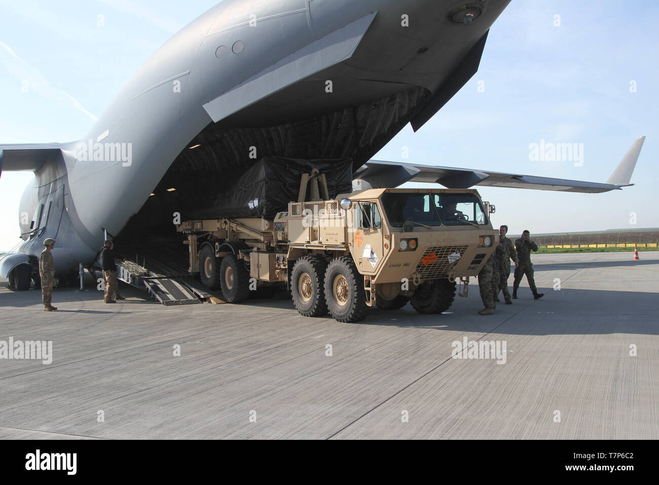 Truppe americane offload di un terminale ad alta area Altitudine Difesa (THAAD) di avvio da un C-17 Globemaster III a Mihail Kogalniceanu (MC) Air Base, Romania, 3 maggio 2019. La THAAD distribuito in Romania da 69a difesa aerea della brigata di artiglieria, XXXII esercito aria e la difesa missilistica comando di Fort Hood in Texas. La distribuzione del THAAD è a sostegno della NATO contro i missili balistici di missione di difesa e rinforza il forte e incessante impegno degli Stati Uniti per la difesa dei nostri alleati della NATO. (Foto di Sgt. 1. Classe Jason Epperson) Foto Stock