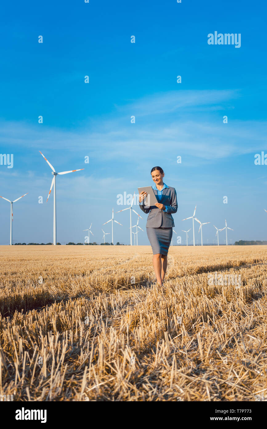 Le donne mettere soldi in un investimento etico delle turbine eoliche Foto Stock
