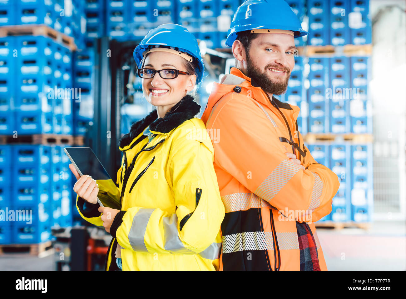 Lavoratore donna e uomo in magazzino Foto Stock