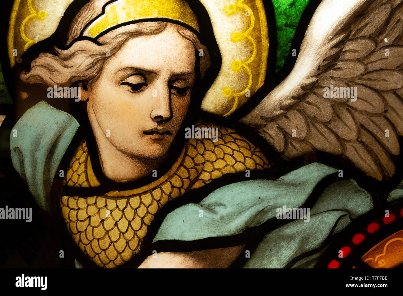 Dettaglio di una vetrata raffigurante un angelo. Foto Stock