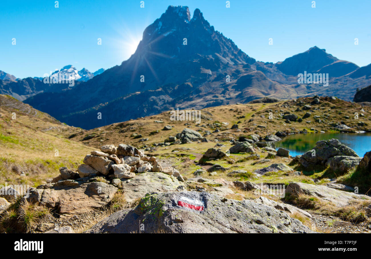 Una vista del famoso Pic du Midi Ossau nei Pirenei francesi montagne Foto Stock