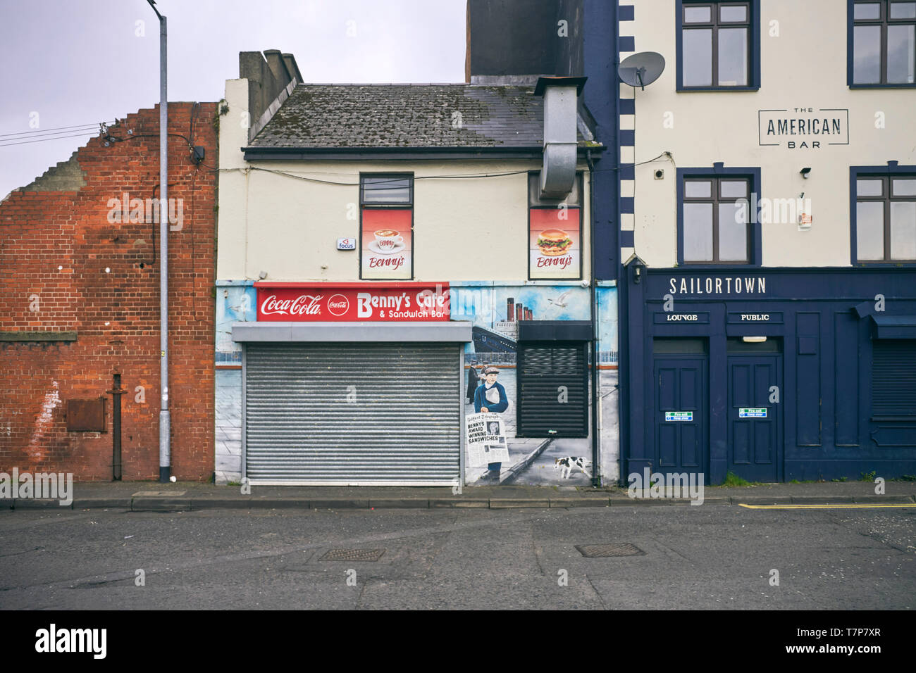 Una caffetteria chiusa in Sailortown zona di Belfast Foto Stock