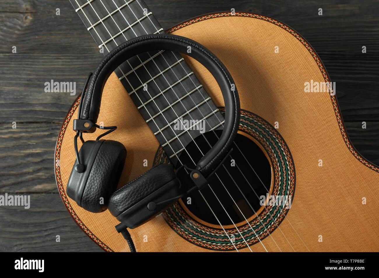 Chitarra elettrica e cuffie su sfondo nero - foto d'archivio | Crushpixel