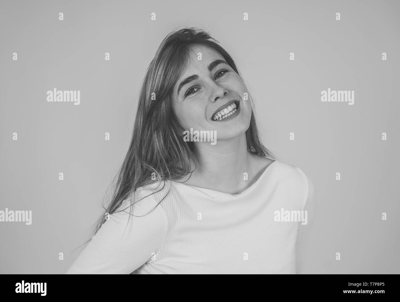 Ritratto di Allegro adolescente donna con buon viso sorridente divertendosi in posa e modellazione. Studio shot isolato con copia spazio. In Persone, hum Foto Stock