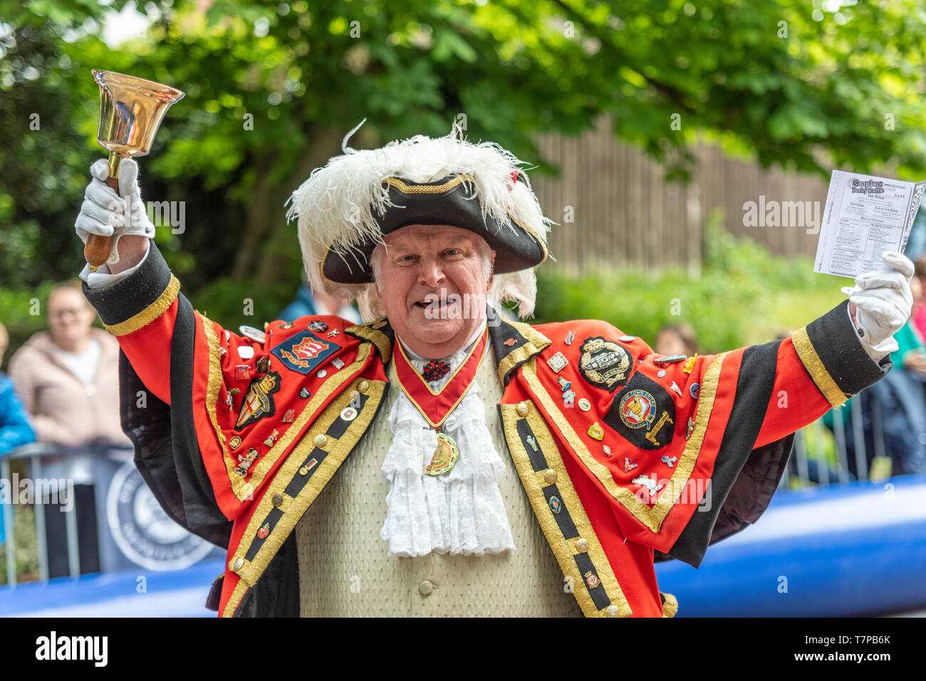 Billericay Town Crier Jim Shrubb in vesti complete e regalia che suonano campana. Tradizione tradizionale britannica Foto Stock