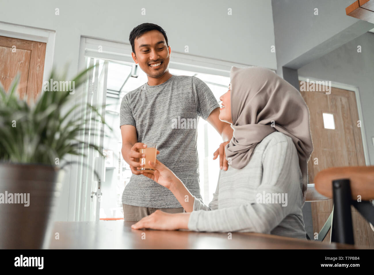 Il marito dando regalo di compleanno alla moglie incinta Foto stock - Alamy