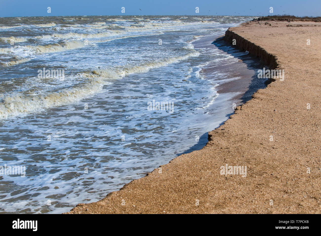 Ripido banca del mare. Onde enormi. Foto Stock