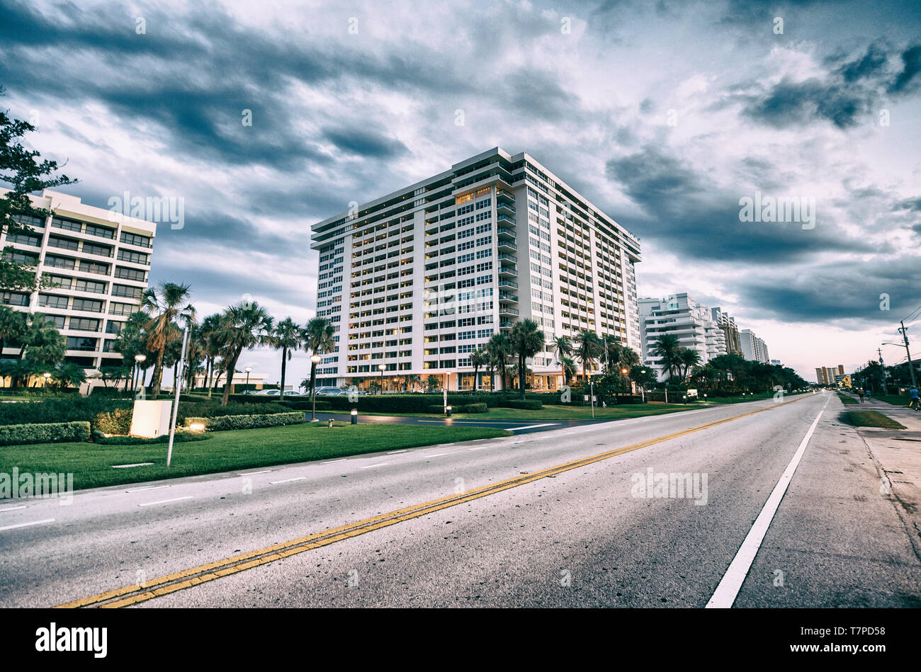 Boca Raton al tramonto, Florida. Road,alberi ed edifici. Foto Stock