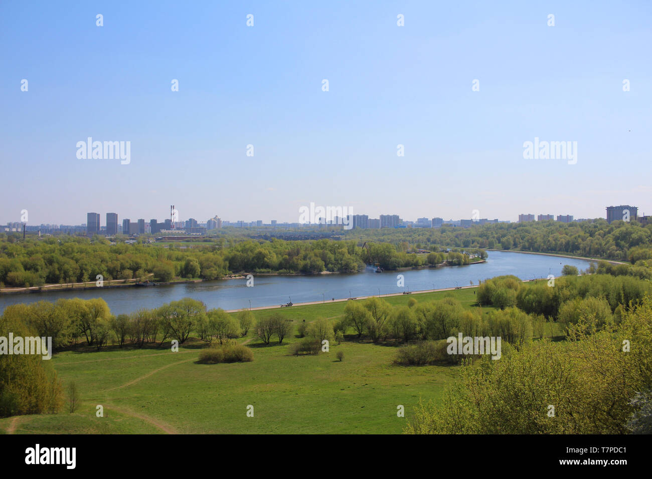 Bellissimo paesaggio. Vista sul fiume. Molla. Molta vegetazione. blue sky ampio fiume Foto Stock