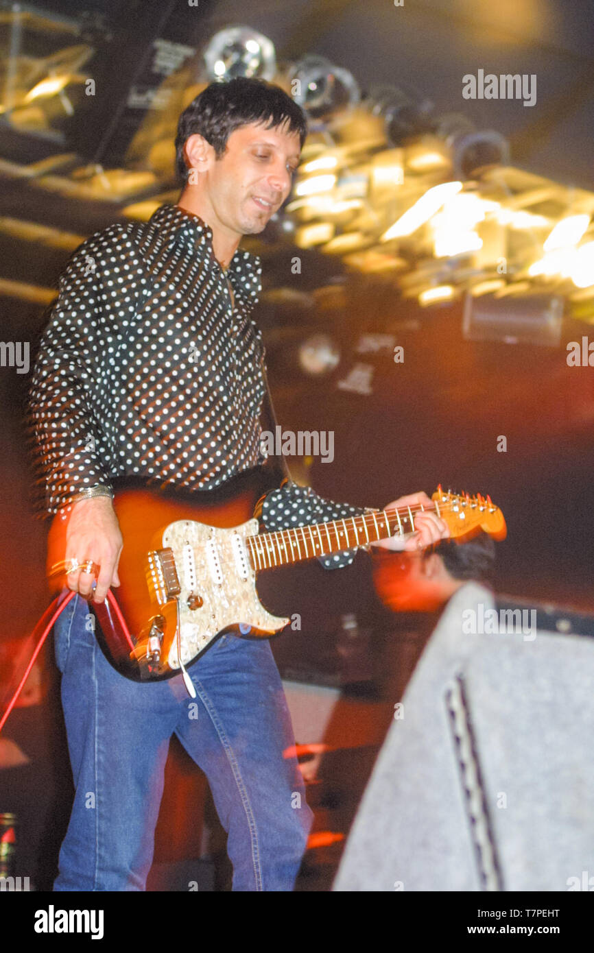 Jonathan Donahue eseguendo in Mercury Rev al Festival della lettura 2001, Reading, in Inghilterra, Regno Unito. Foto Stock