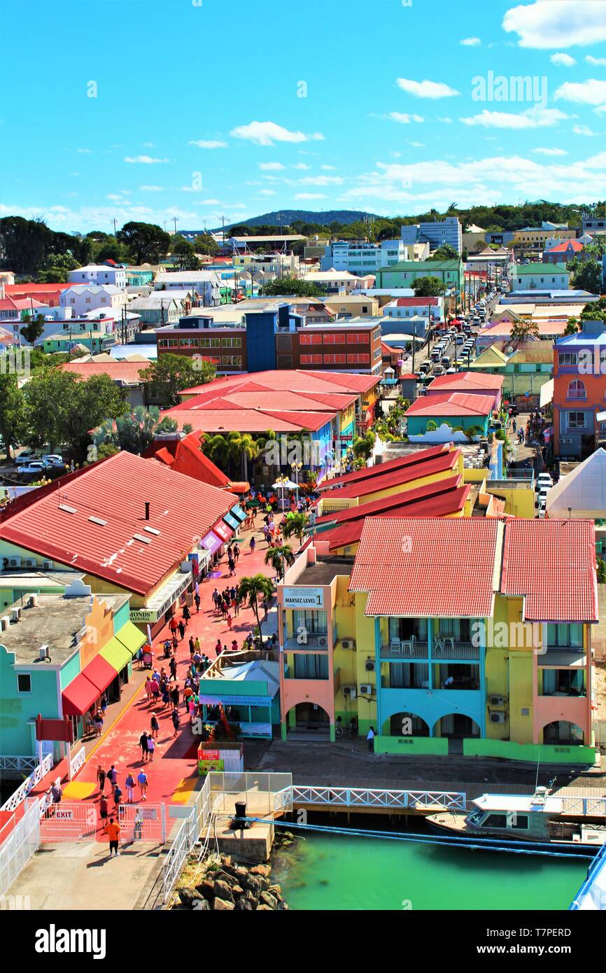 Antenna, il paesaggio urbano in vista di St John's, la capitale di Antigua, presa dalla parte superiore di una nave da crociera ormeggiata nel porto. Foto Stock
