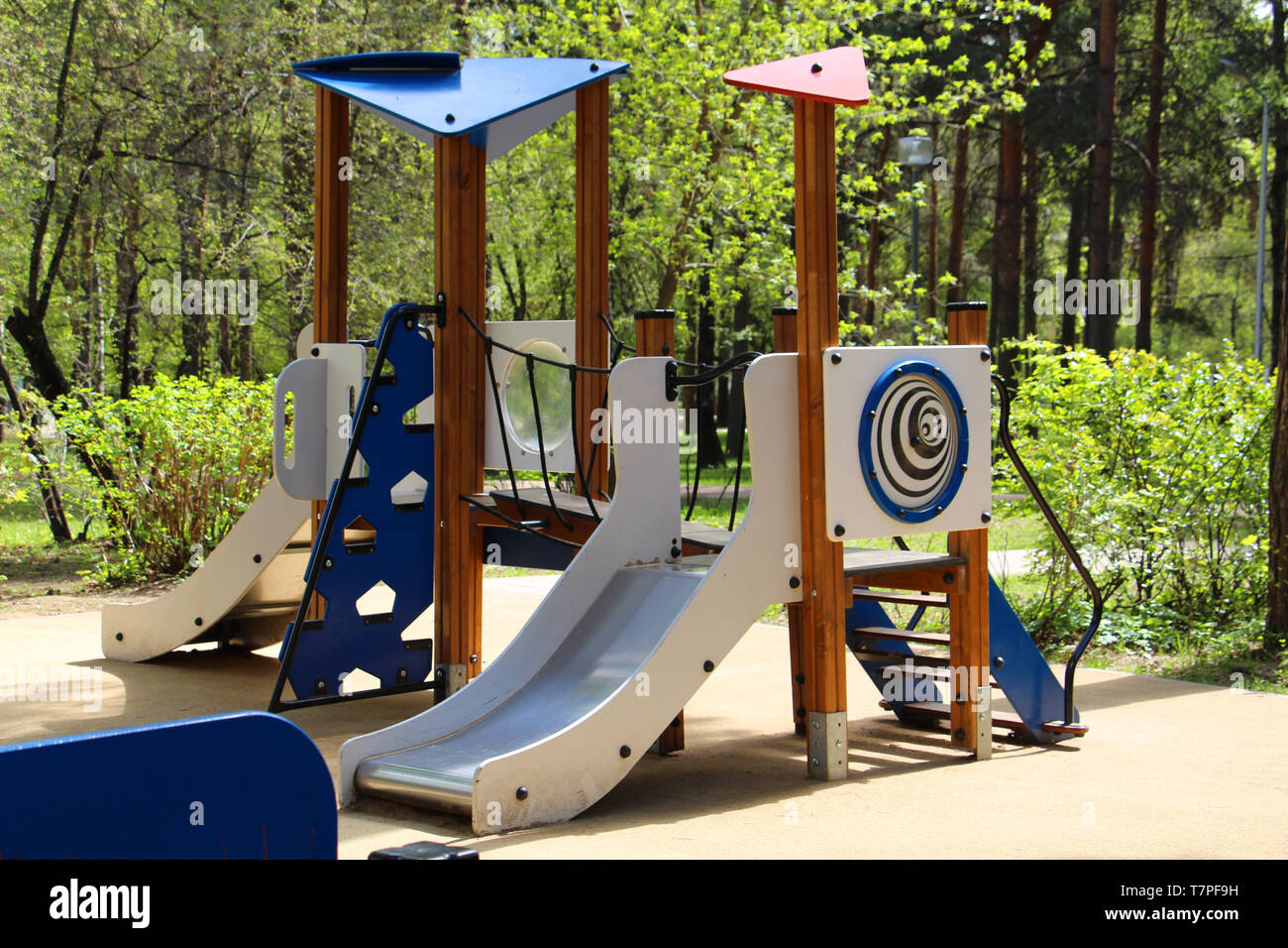 Parco giochi per i bambini nel parco. A piedi con i bambini nel parco giochi. Slitta per bambini e divertimento per i bambini nella natura. Foto Stock