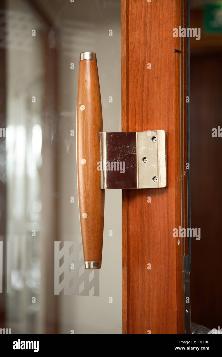 Porta di legno maniglia presso la Royal Festival Hall di Londra. Rimossi e ristrutturate durante i grandi lavori di ristrutturazione del 2007. Foto Stock