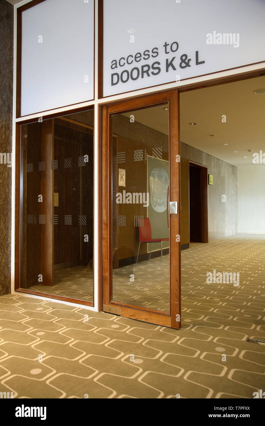 Porta interna ad ascensore lobby a Londra il Royal Festival Hall. Mostrato dopo il grande progetto di rinnovo completato nel 2007 Foto Stock