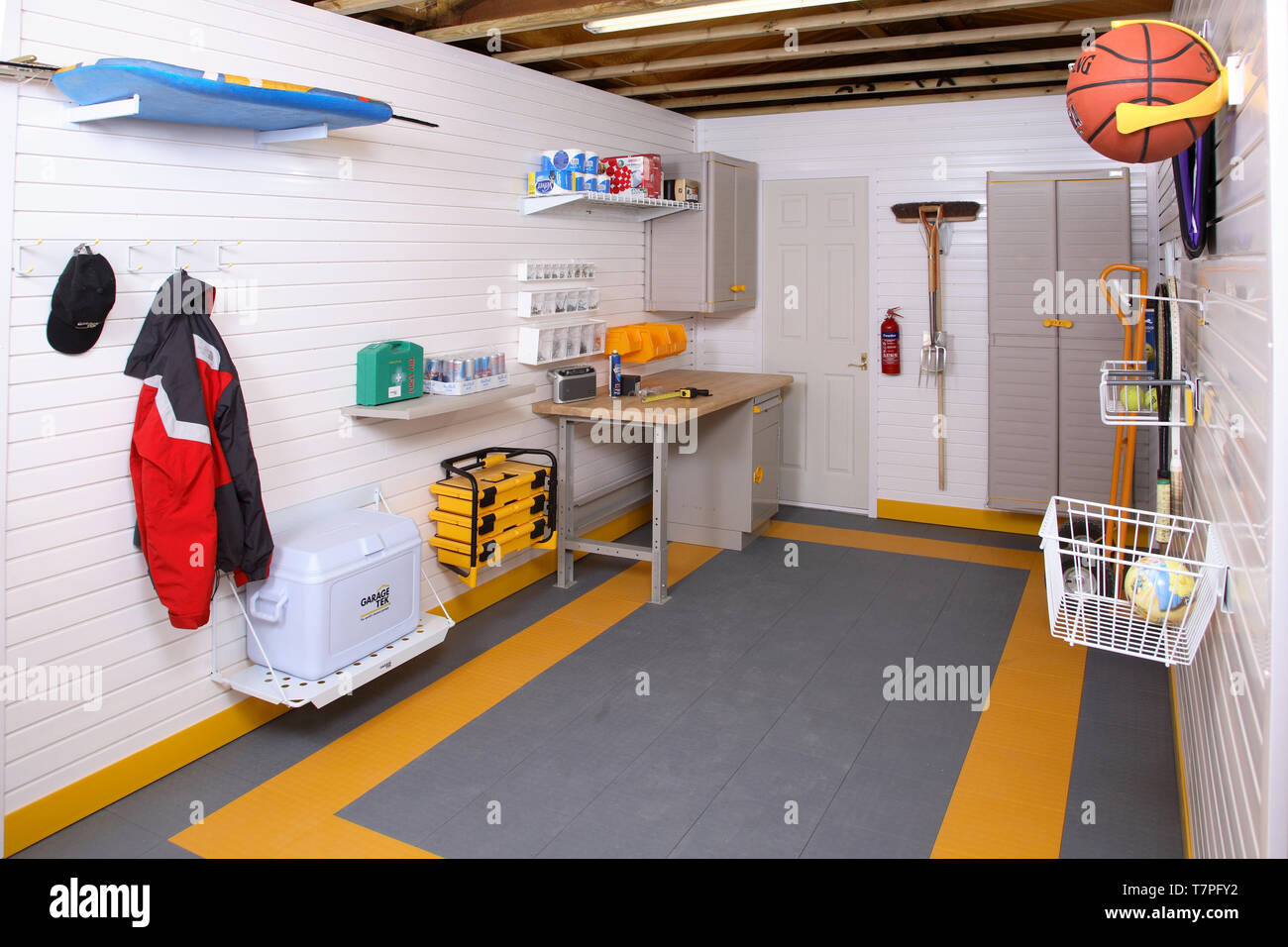 Un garage interno equipaggiato con il sistema di storage basato su -  ,incorporante scaffali, armadi, banco di lavoro e la scaffalatura Foto  stock - Alamy