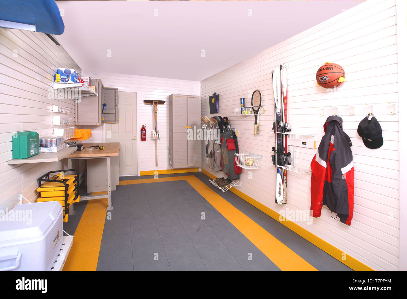 Un garage interno equipaggiato con il sistema di storage basato su -  ,incorporante scaffali, armadi, banco di lavoro e la scaffalatura Foto  stock - Alamy