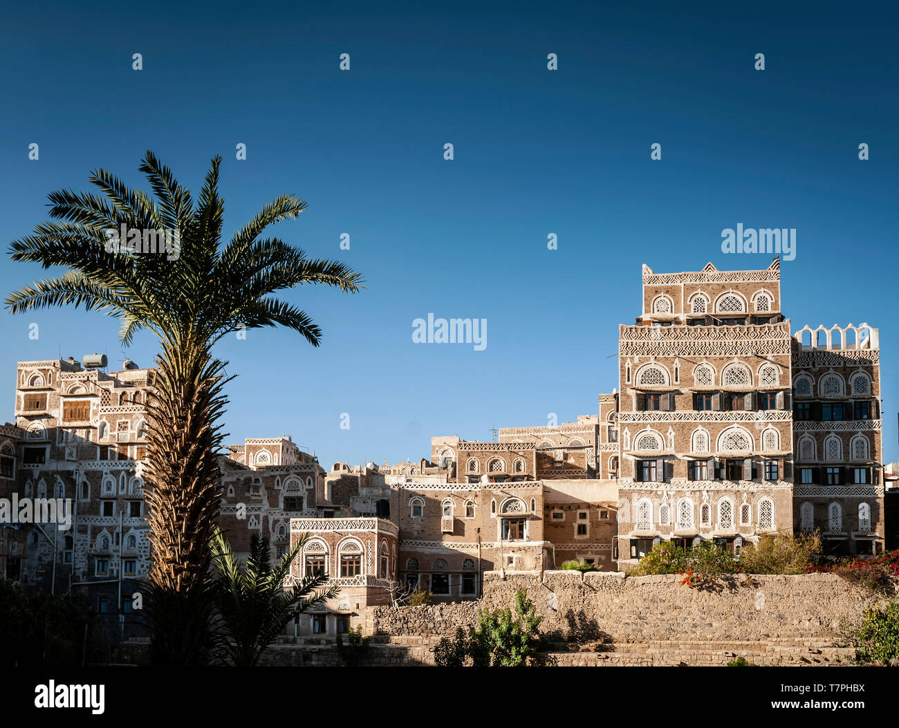 Famoso e tradizionale architettura degli edifici del patrimonio vista in sanaa città vecchia in Yemen Foto Stock