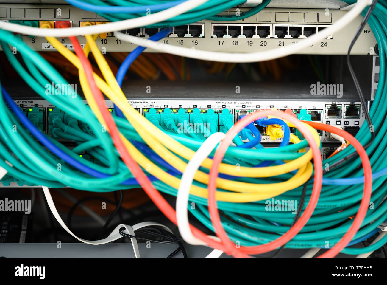 Network server rack con cavi colorati e switch ethernet nel centro dati, selezionata la messa a fuoco e profondità di campo ridotta Foto Stock