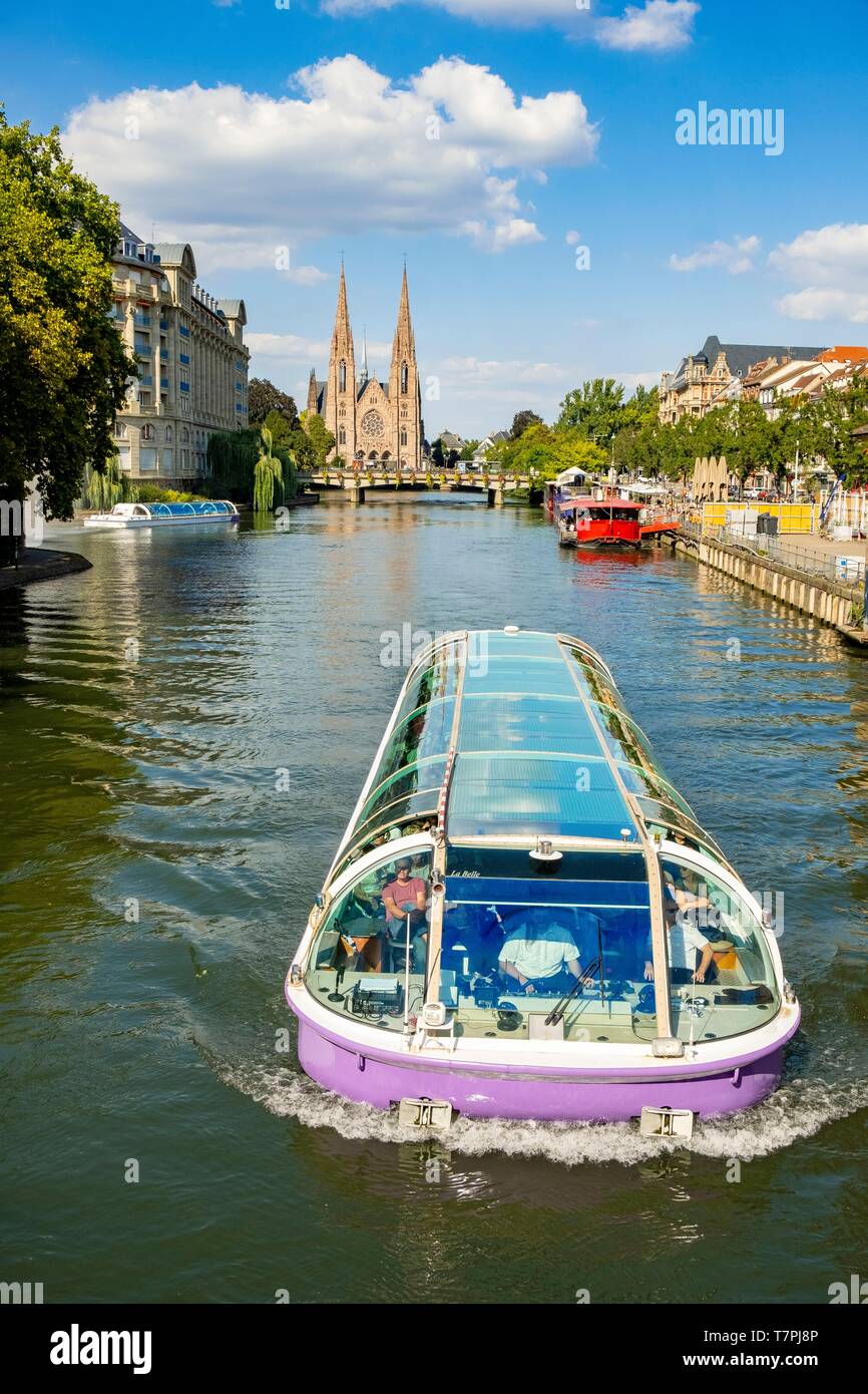 Francia, Bas Rhin, Strasburgo, città vecchia elencati come patrimonio mondiale dall' UNESCO, fly barca sul fiume Ill con la Chiesa di San Paolo in background Foto Stock