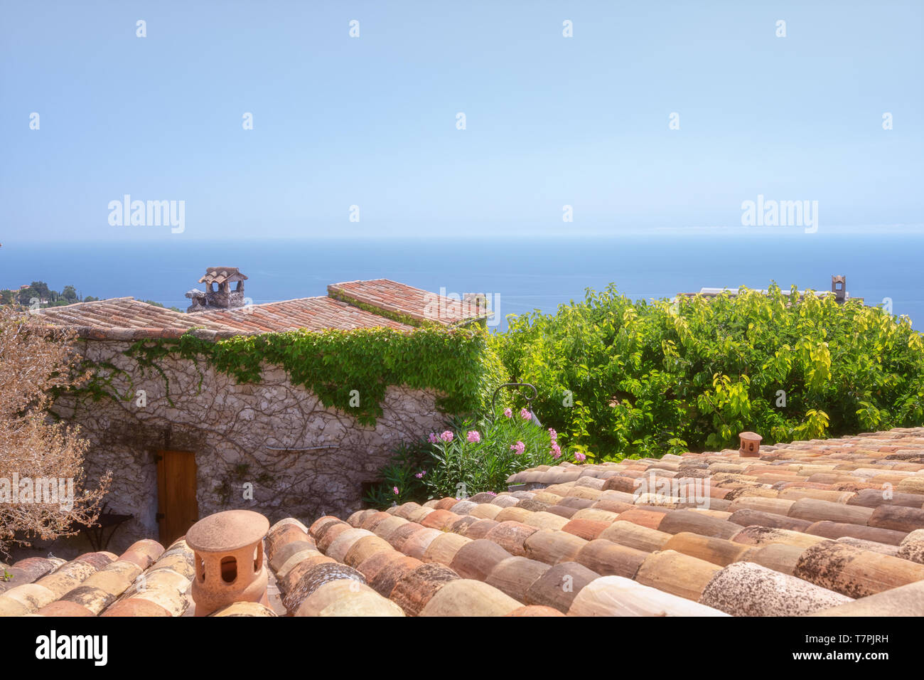Vista sul Mare Mediterraneo sui tetti del pittoresco borgo medievale di Eze in Francia Foto Stock