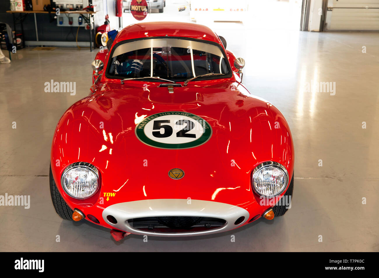 Vista frontale di Ron Maydon Rosso di, 1965, Ginetta G4R GT auto nella fossa internazionale Garages al 2019 Silverstone media classici/ Giorno di prova Foto Stock