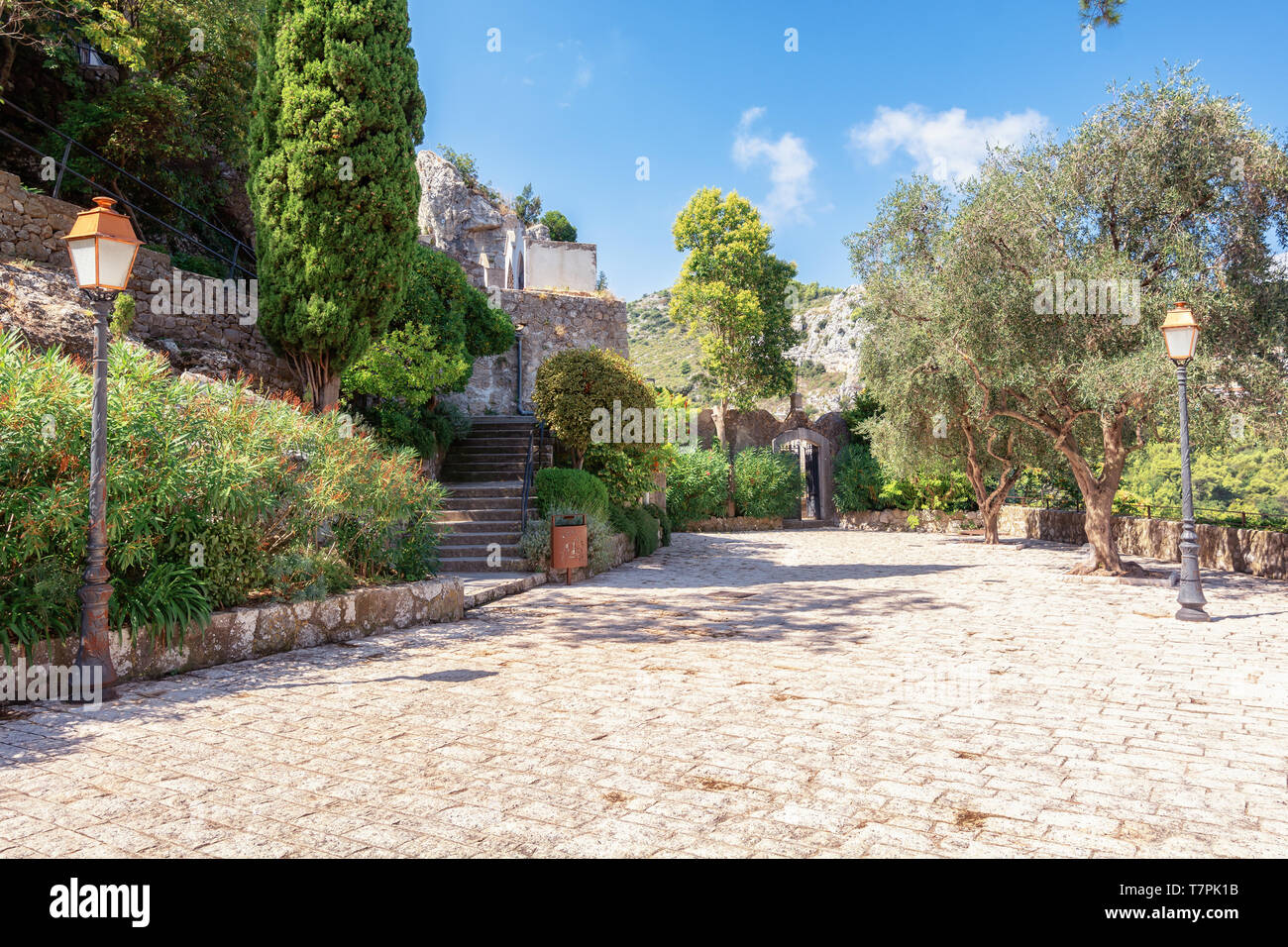 L'ingresso del cimitero del pittoresco borgo medievale di Eze in Francia Foto Stock
