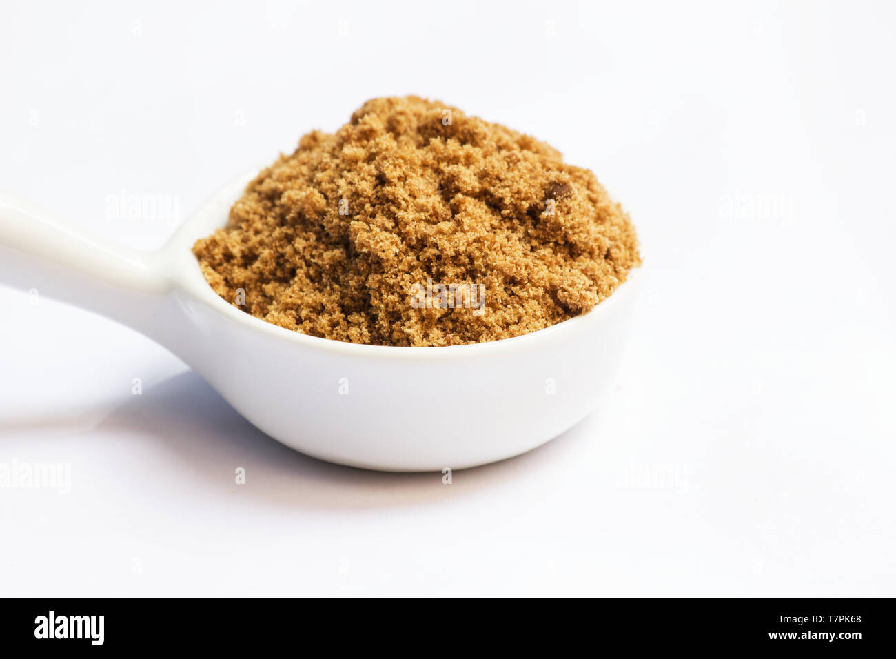 Mascavo zucchero su sfondo bianco Foto Stock