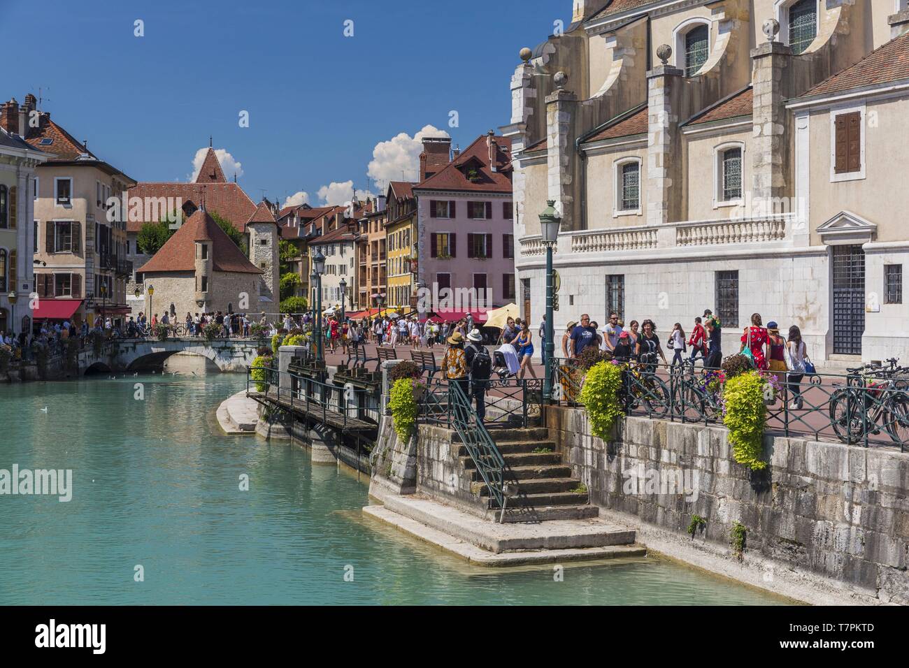 Francia, Haute Savoie, Annecy, la città vecchia, Quai Perriere sul fiume Thiou banche, Saint François de Sales chiesa e ex prigioni del Palais de l'Isle Foto Stock
