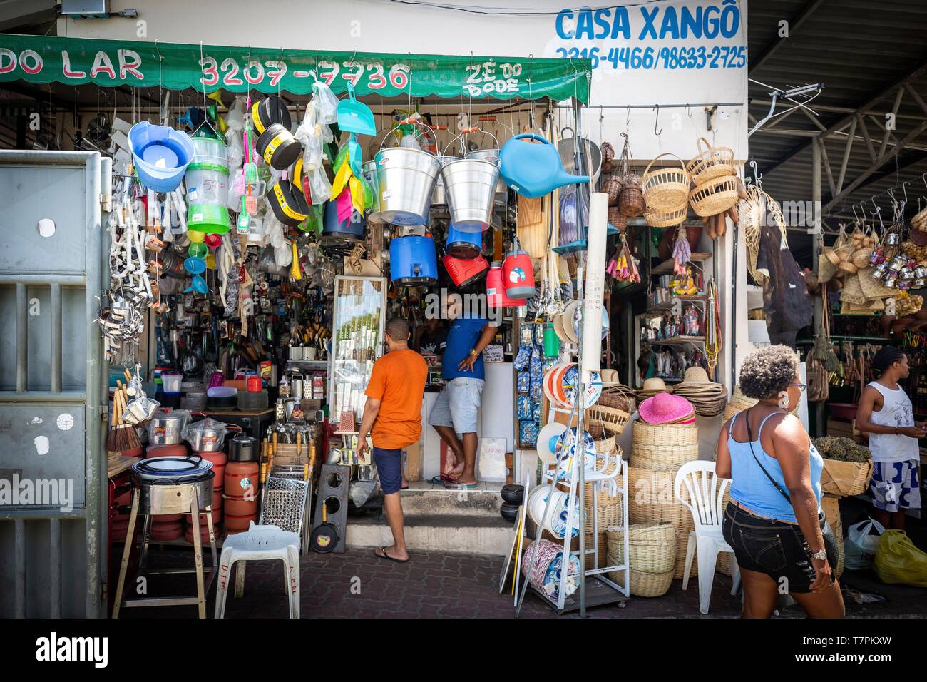 Il Brasile, a Salvador de Bahia, Sao Joaquim equo, una farmacia con la sua molto ornati storefront, articoli di vimini, plastica, metallo oggetti della vita quotidiana sono in offerta: troverete tutto Foto Stock