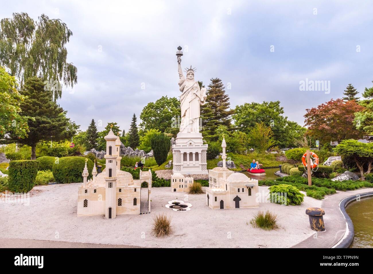 Danimarca, nello Jutland, Billund, LEGOLAND® Billund è il primo parco Legoland fondata nel 1968, vicino alla sede della LEGO® Azienda (il termine Lego è derivata dalla gamba danese godt significato gioca bene), è composta dai seguenti spazi: qui la Statua della Libertà e un palazzo arabo a Miniboats e il suo percorso di navigazione a vela in Miniland, Legoredo Town, zona di fantasia, Cavalieri' unito, DUPLO Land, pirata Land, Lego City, Dino Island, città del divertimento, avventura Land, Lego X-Treme, traffico, Regno dei faraoni, terra dei vichinghi, Foto Stock