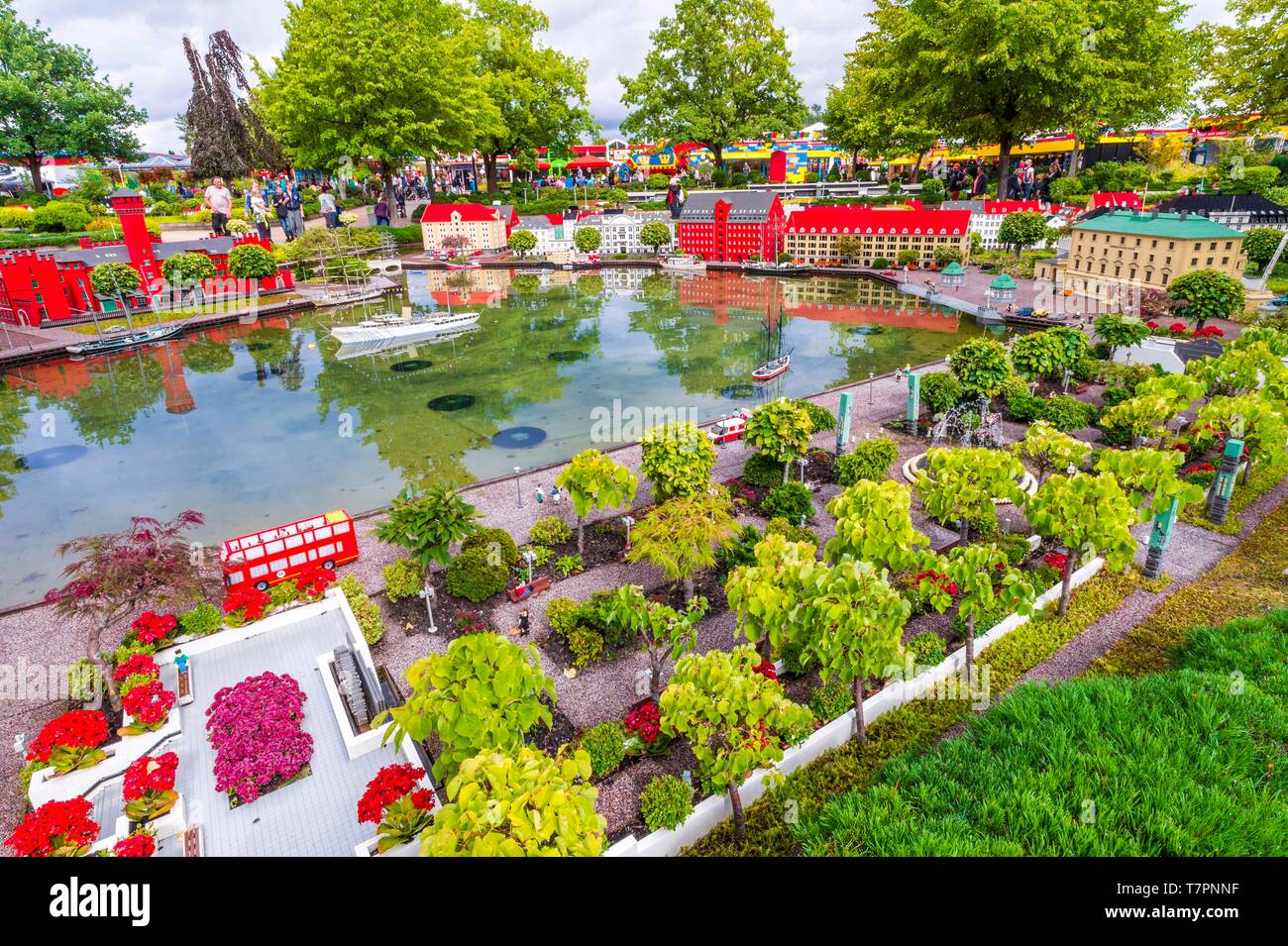 Danimarca, nello Jutland, Billund, LEGOLAND® Billund è il primo parco Legoland fondata nel 1968, vicino alla sede della LEGO® Azienda (il termine Lego è derivata dalla gamba danese godt significato gioca bene), è composta dai seguenti spazi: qui il Amalie Gardens a Copenaghen nel Miniland vero animato il mondo in miniatura, ma anche Legoredo Town, zona di immaginazione, Cavalieri' unito, DUPLO Land, pirata Land, Lego City, Dino Island, città del divertimento, avventura terra , LEGO X-Treme, traffico, Regno dei faraoni, terra dei vichinghi, Foto Stock