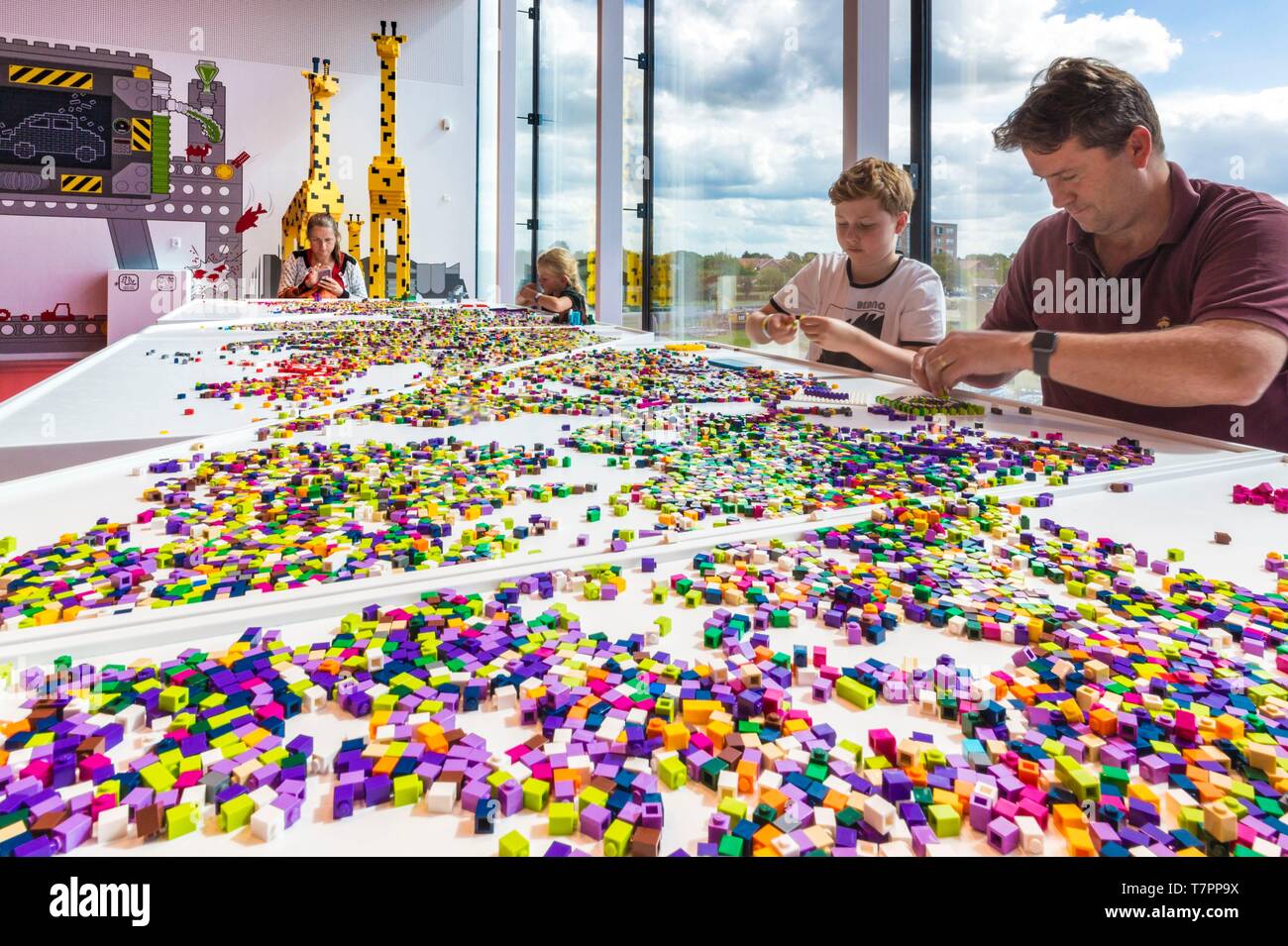 Danimarca, nello Jutland, Billund, LEGO® House è la LEGO® centro sperimentale per il pubblico in generale con 25 milioni di mattoni a disposizione oltre 12.000 m2 in sei zone: qui la Red Zone dedicate alla capacità creative, ma anche la zona verde di sviluppare le competenze sociali, la zona gialla di esprimere le competenze emozionali, zona blu per il risveglio delle abilità cognitive, la zona di opere monumentali e la metropolitana il museo storico, Foto Stock