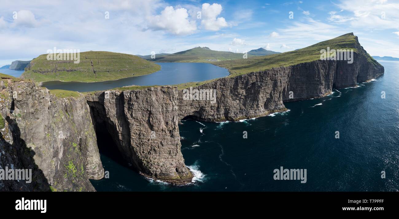 Danimarca, Isole Faerøer, Funzionario Ministeriale Island, il lago Leitisvatn e scogliere Foto Stock