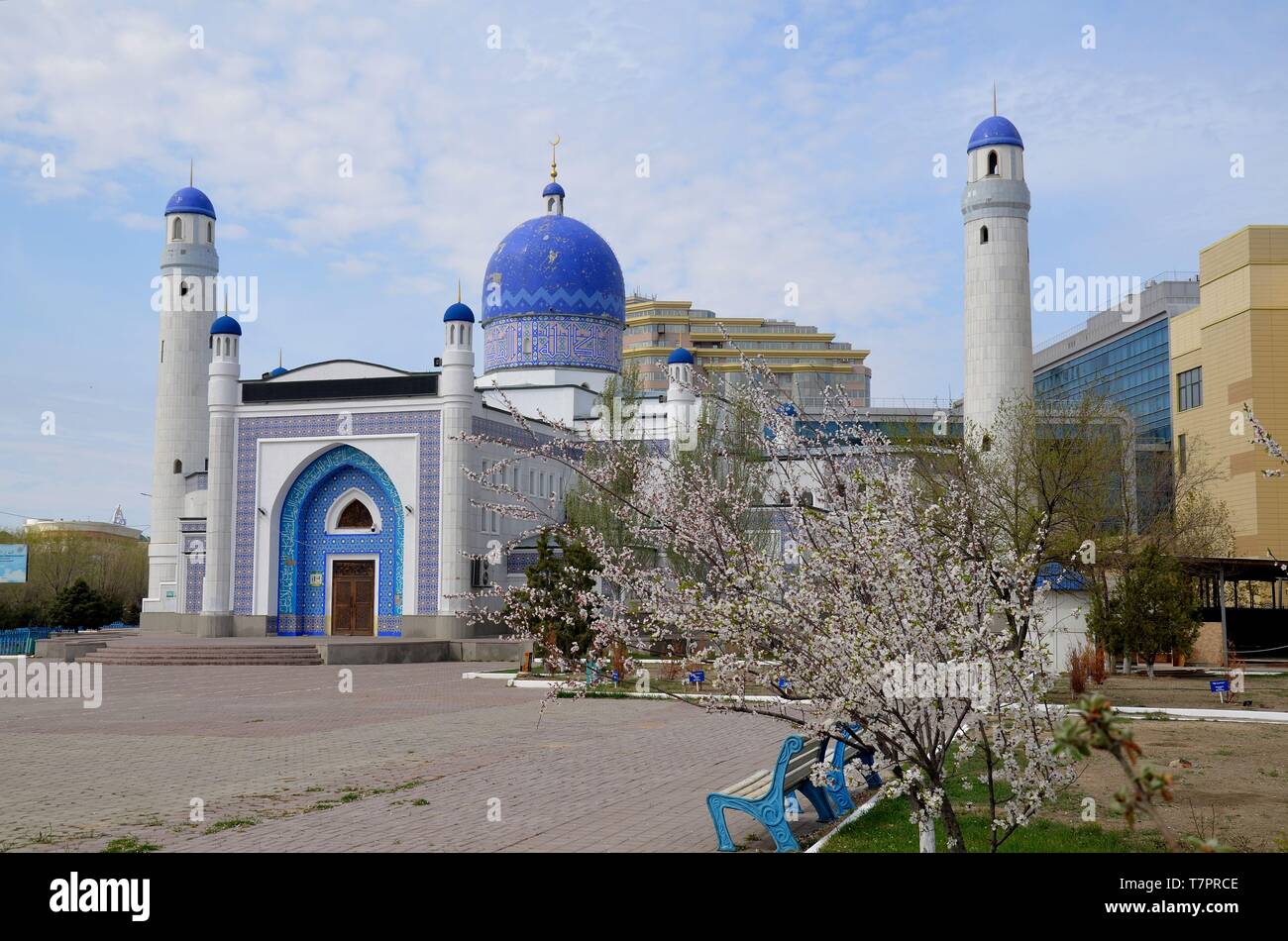 Atyrau in West-Kasachstan, eine Stadt am Ural zwischen Europa und Asien: die zentrale Moschee Foto Stock