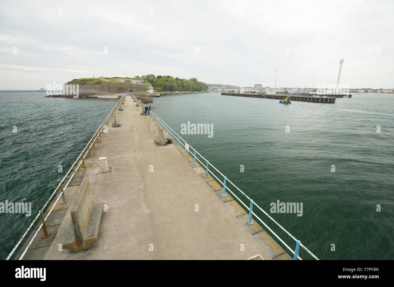 Una vista di Weymouth della pietra Pier cercando shorewards verso il Noil Fort. Sulla destra, attraverso l'acqua, è il piacere del molo i cui edifici che Foto Stock