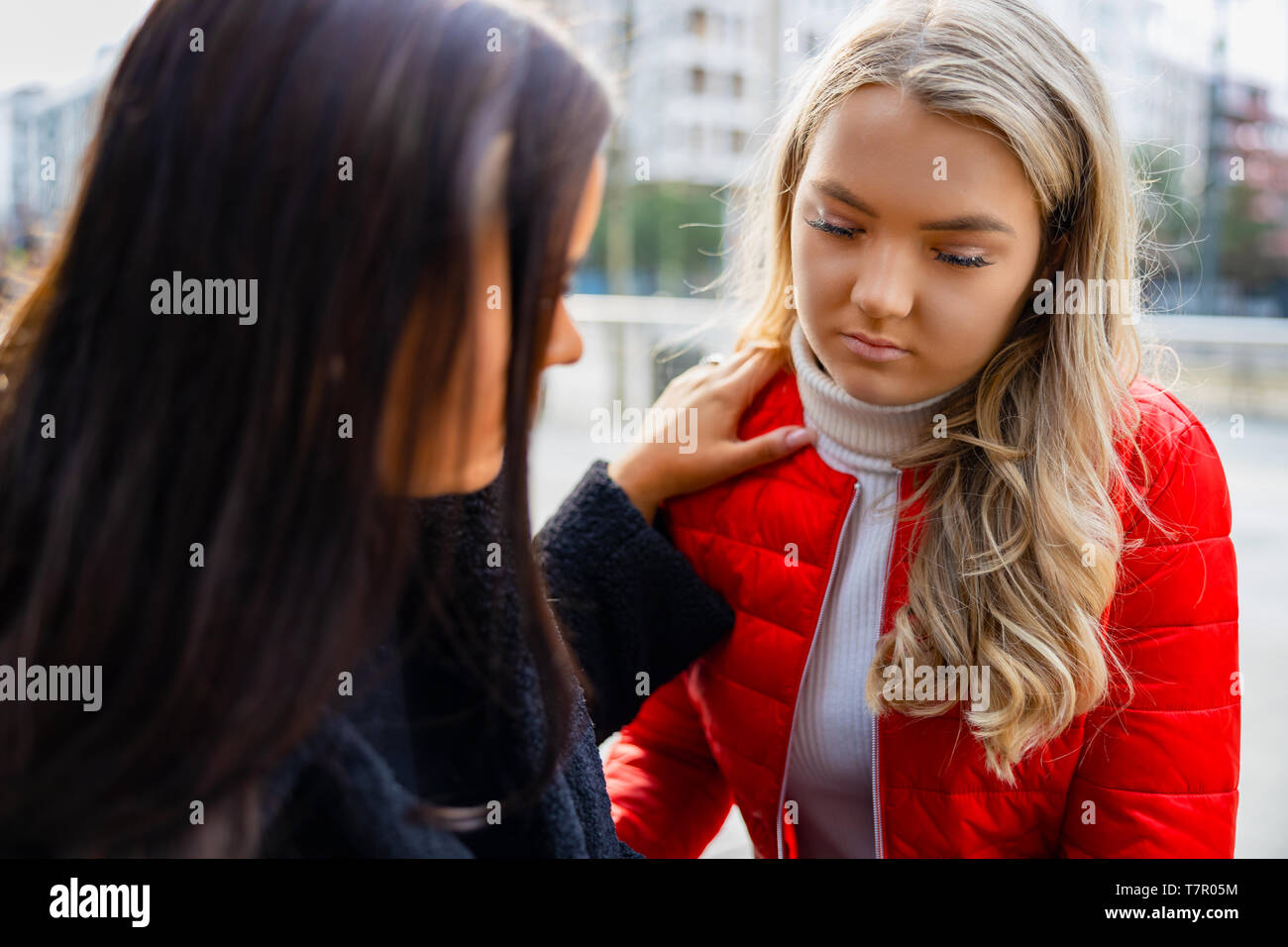 Giovane donna la sua consolante sconvolto e triste amico Outdoor Foto Stock