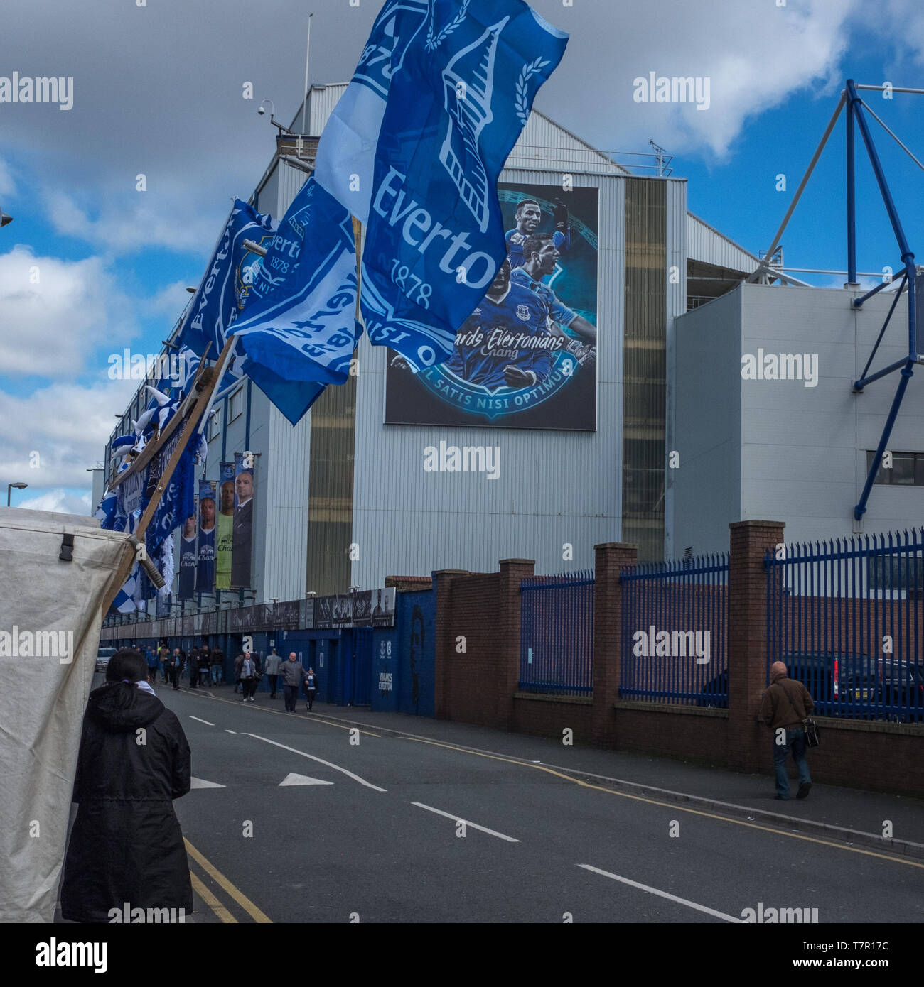 Everton, Liverpool, Regno Unito, aprile, 17, 2016: folle di sostenitori inizia a raccogliere nelle strade a Everton Calcio Club per un gioco di premiership rispetto a Southampton, bandiere e sciarpe in Everton colori può essere visto, contro un luminoso cielo blu Foto Stock