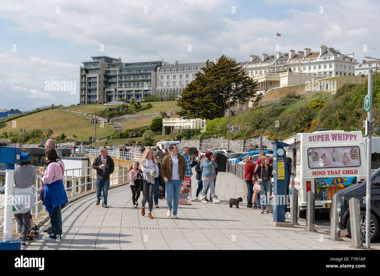 Plymouth, Devon, Inghilterra, Regno Unito. Maggio 2019. La gente che camminava sul lungomare con una vista di proprietà sull'area Hoe di Plymouth Regno Unito. Foto Stock