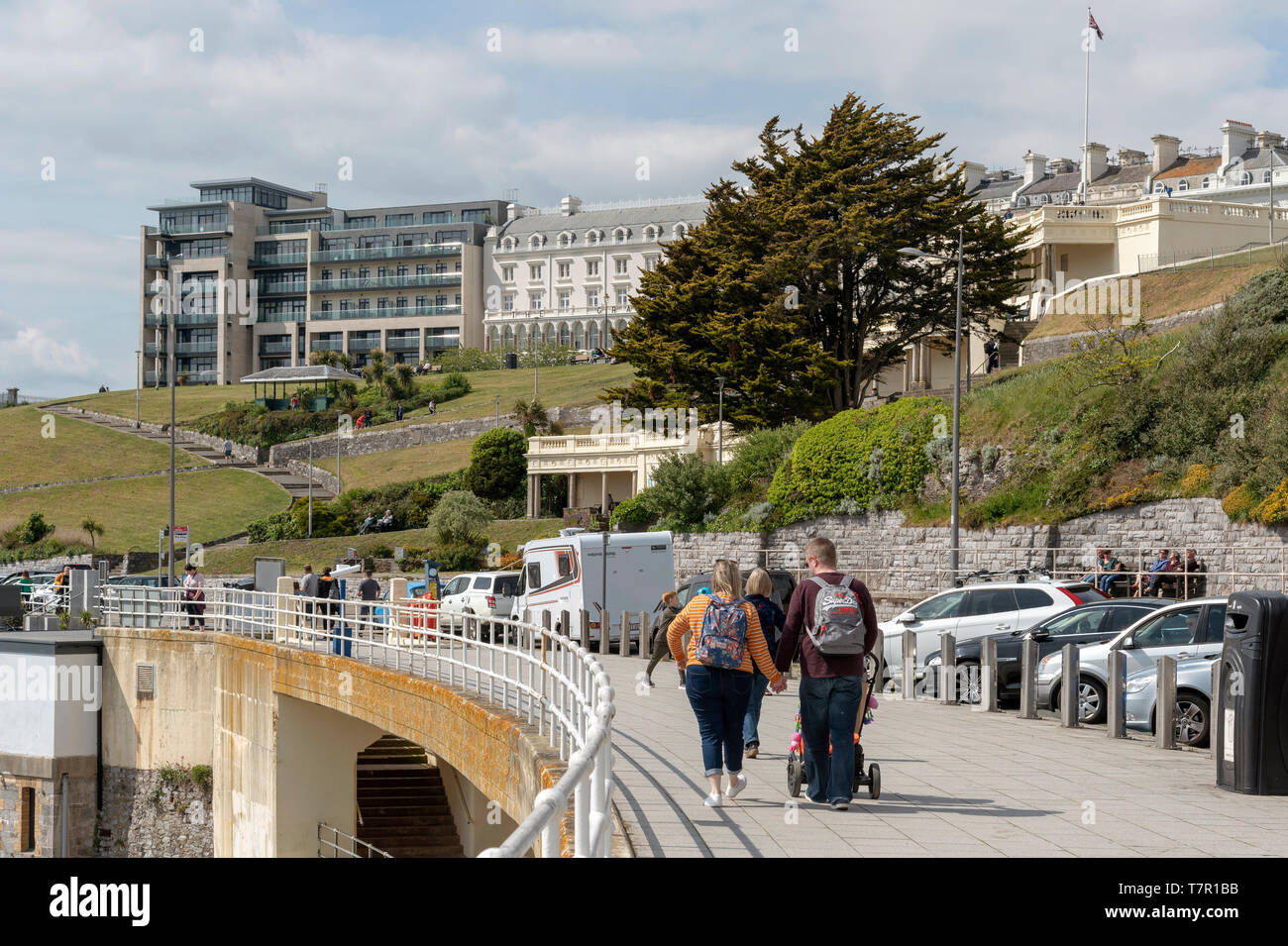 Plymouth, Devon, Inghilterra, Regno Unito. Maggio 2019. La gente che camminava sul lungomare con una vista di proprietà sull'area Hoe di Plymouth Regno Unito. Foto Stock